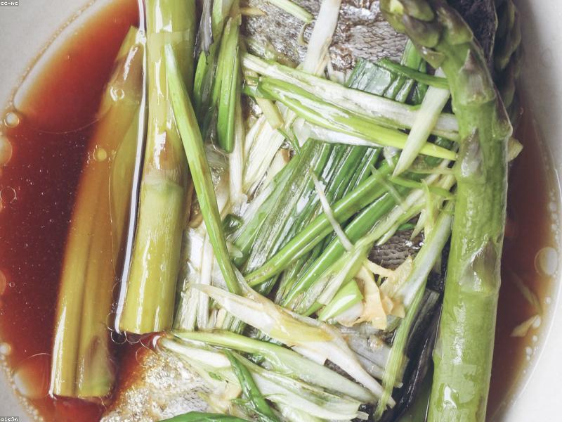 Bowl of steamed white rice with chopsticks